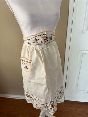 Vintage embroidered hostess apron with pocket